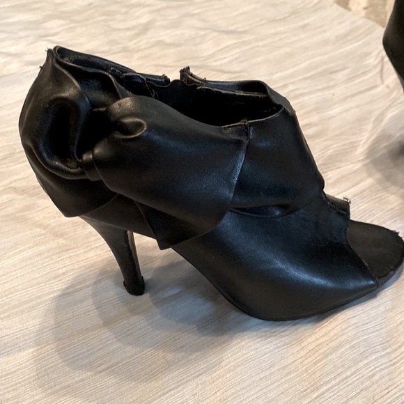 Wet seal black 4” stiletto peep toe booties with bow detail - Picture 2 of 4